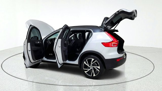 Used 2022 Volvo XC40 T4 R-Design w/ Protection Package Premier FWD image 15
