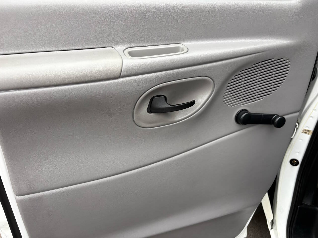 Used 1999 Ford E-150 and Econoline 150 RWD image 10