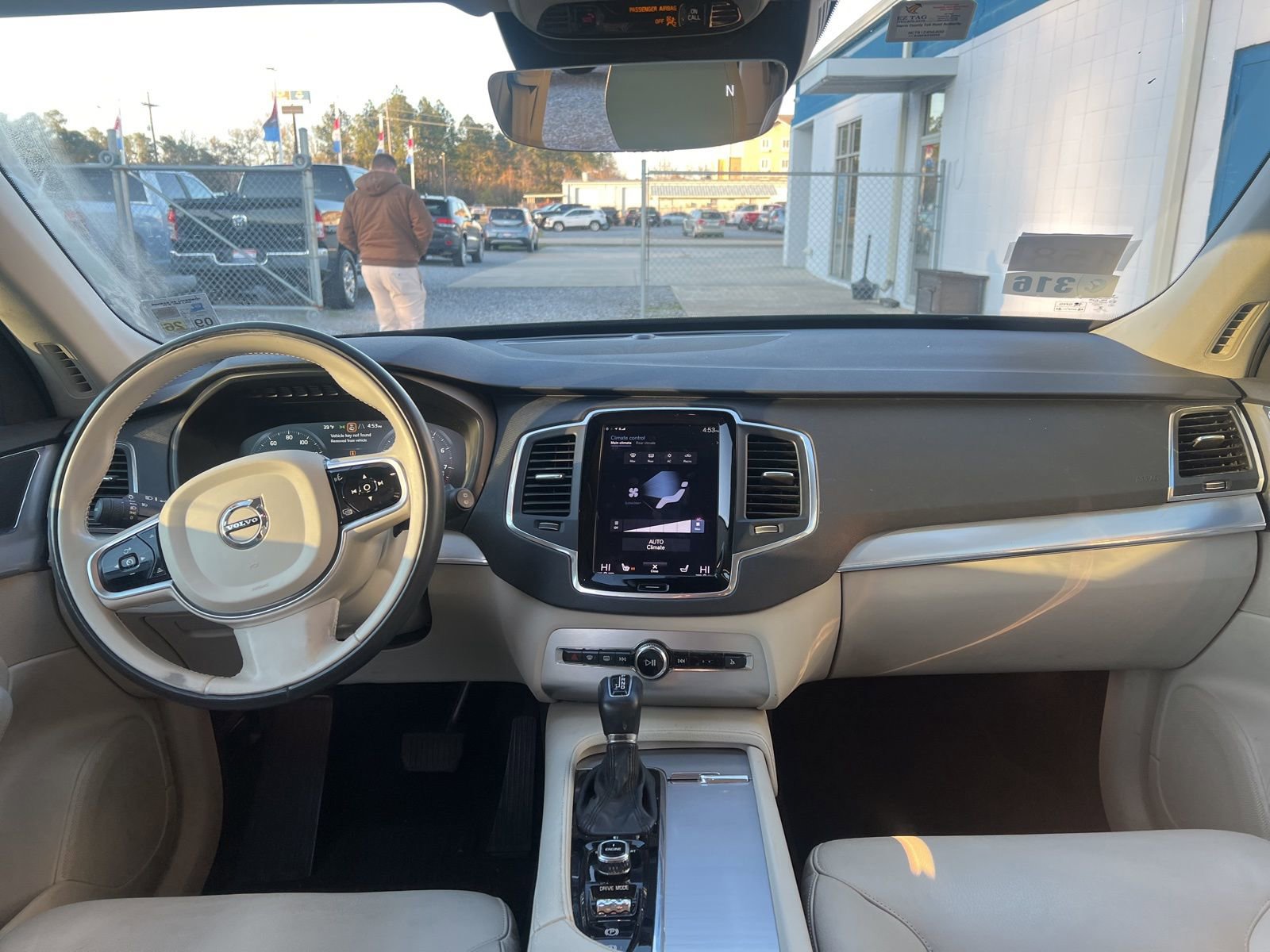 Used 2017 Volvo XC90 T6 Momentum w/ Vision Package image 9