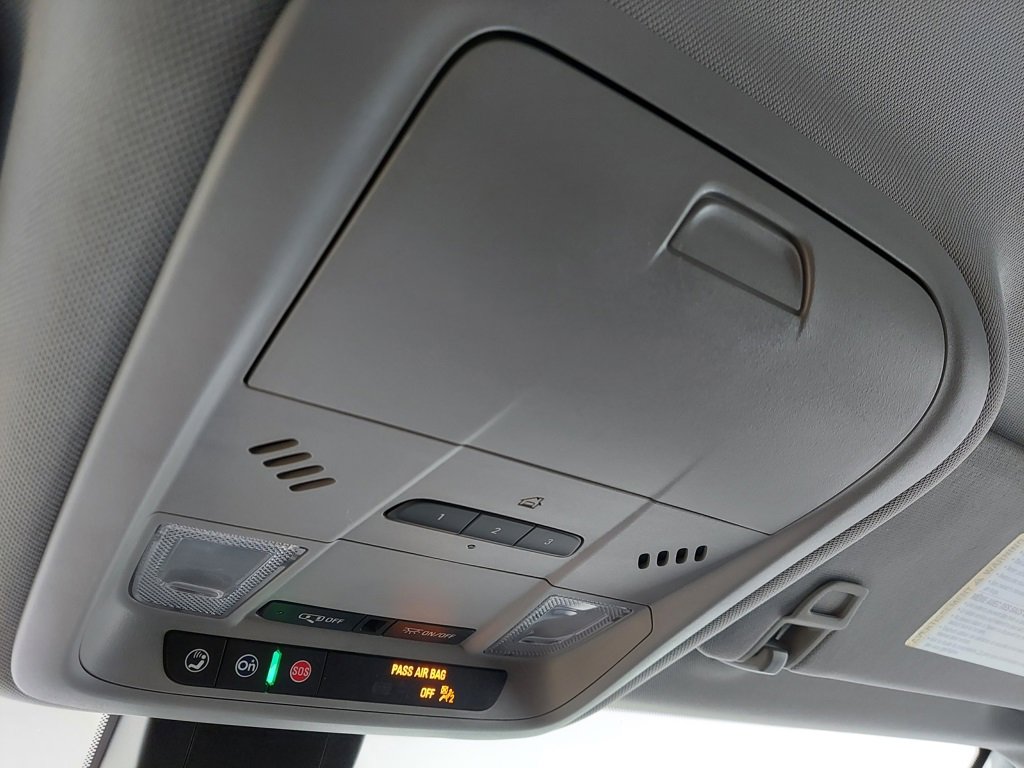 Used 2024 GMC Terrain SLT image 33