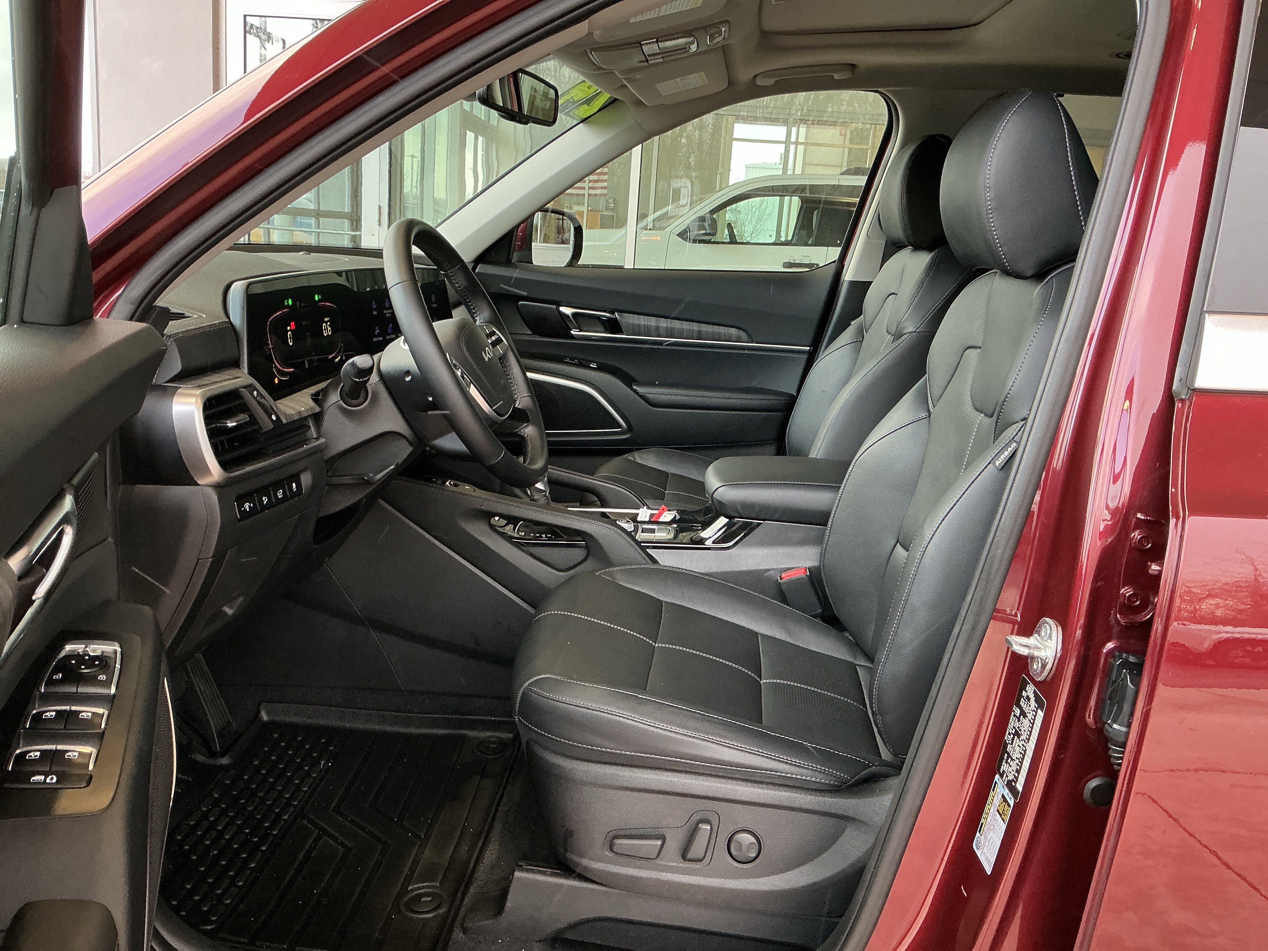 Used 2024 Kia Telluride EX w/ EX Captain's Chair Package image 7