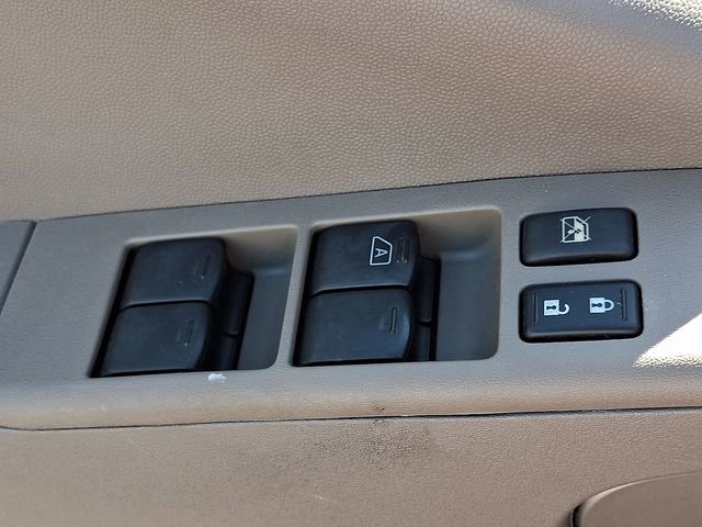 Used 2010 Nissan Frontier SE image 23