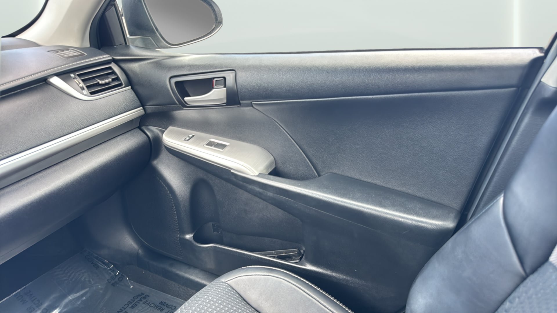 Used 2014 Toyota Camry SE FWD image 17