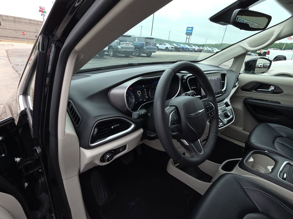 Used 2024 Chrysler Pacifica Touring-L FWD image 14