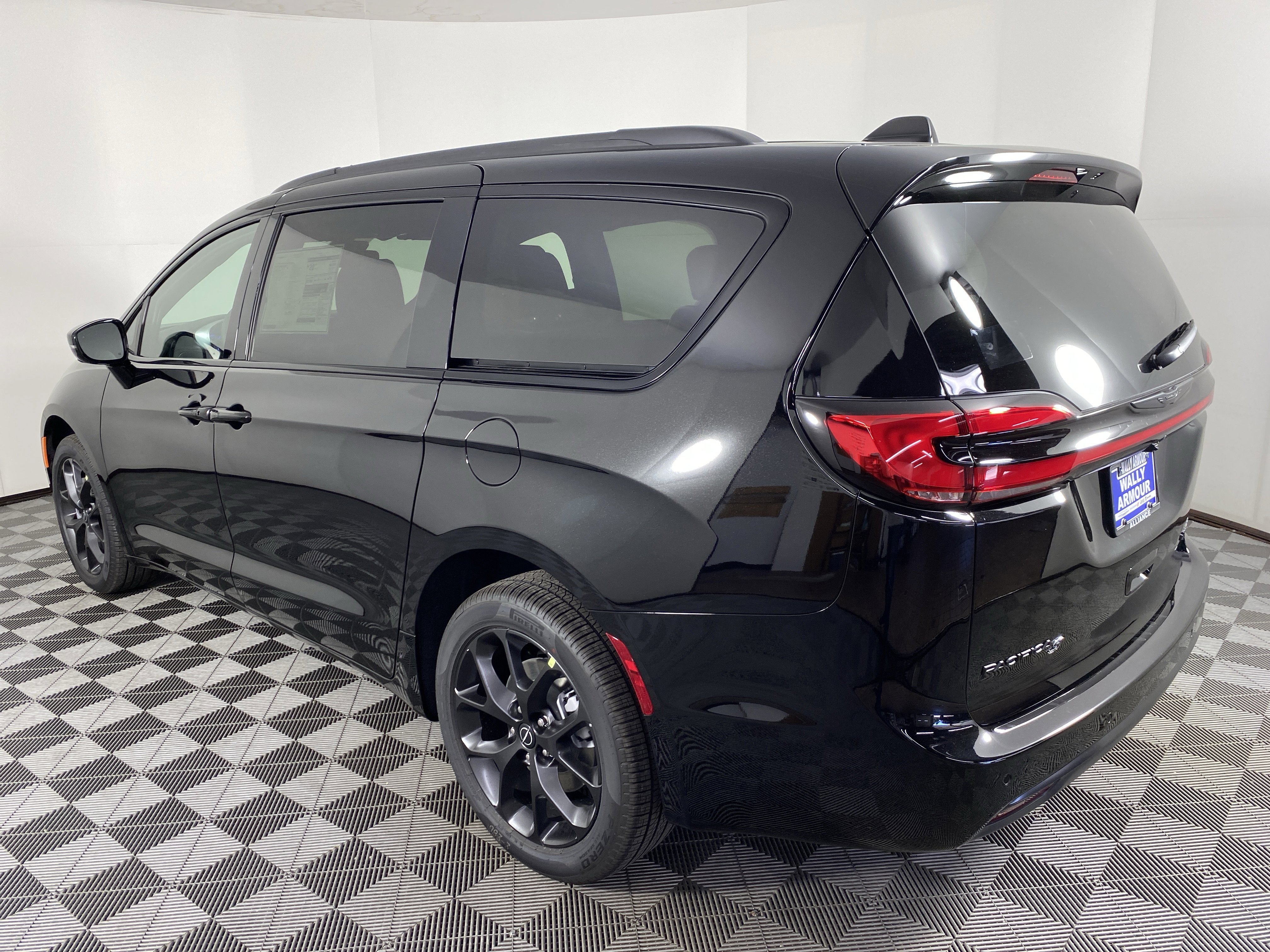 New 2026 Chrysler Pacifica Limited w/ S Appearance Package image 10