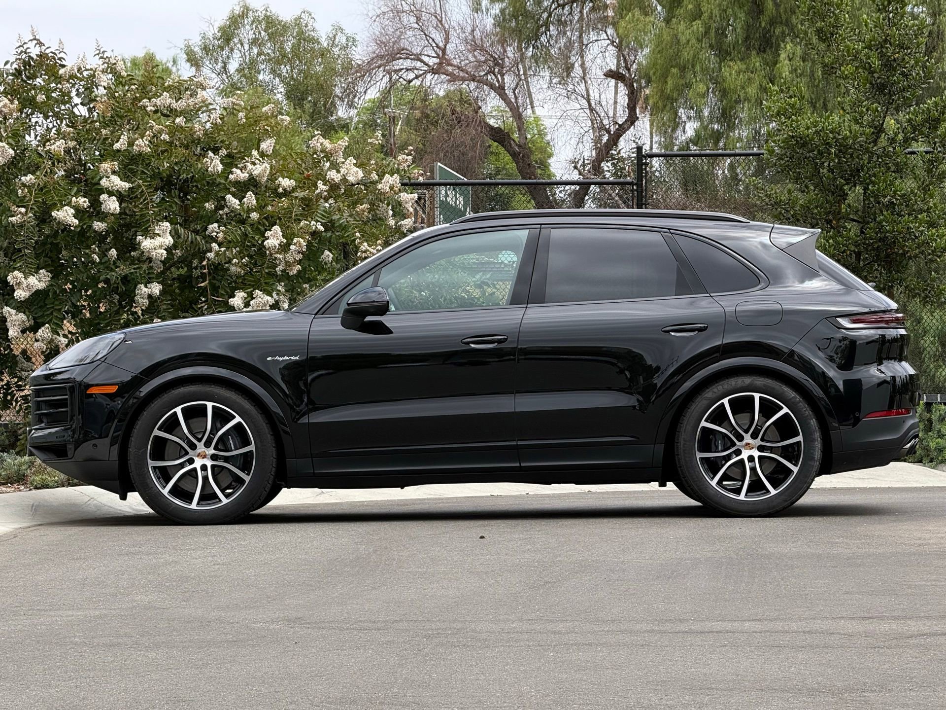 Used 2026 Porsche Cayenne E-Hybrid AWD/4WD image 2