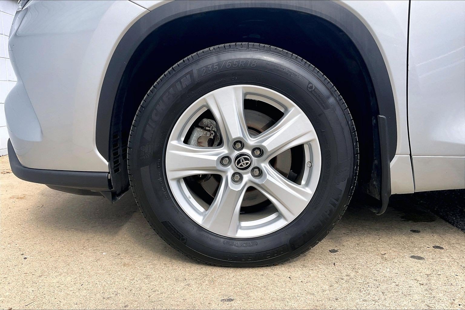 Used 2024 Toyota Highlander LE AWD/4WD image 11