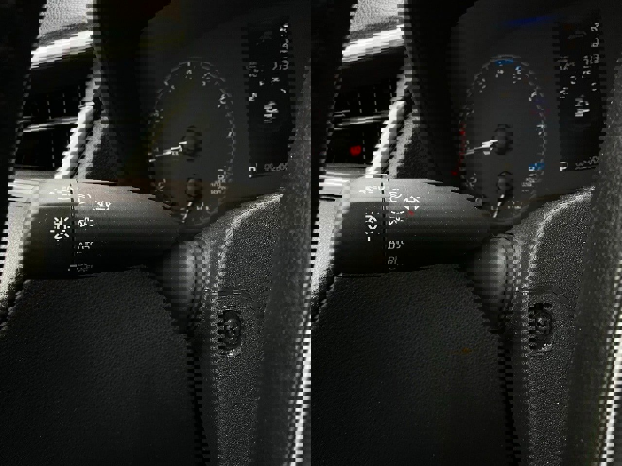 Used 2025 Toyota Corolla Cross LE image 34