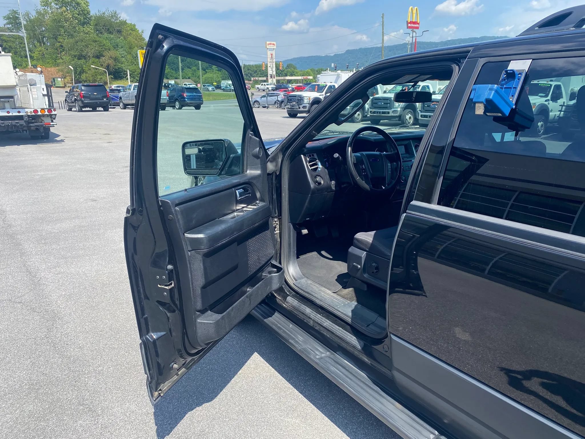 Used 2017 Ford Expedition EL XL w/ Equipment Group 101A AWD/4WD image 8