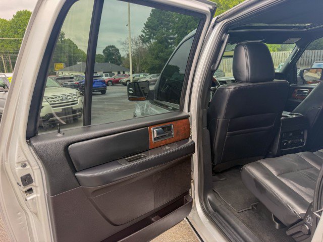 Used 2017 Lincoln Navigator L Select RWD image 18