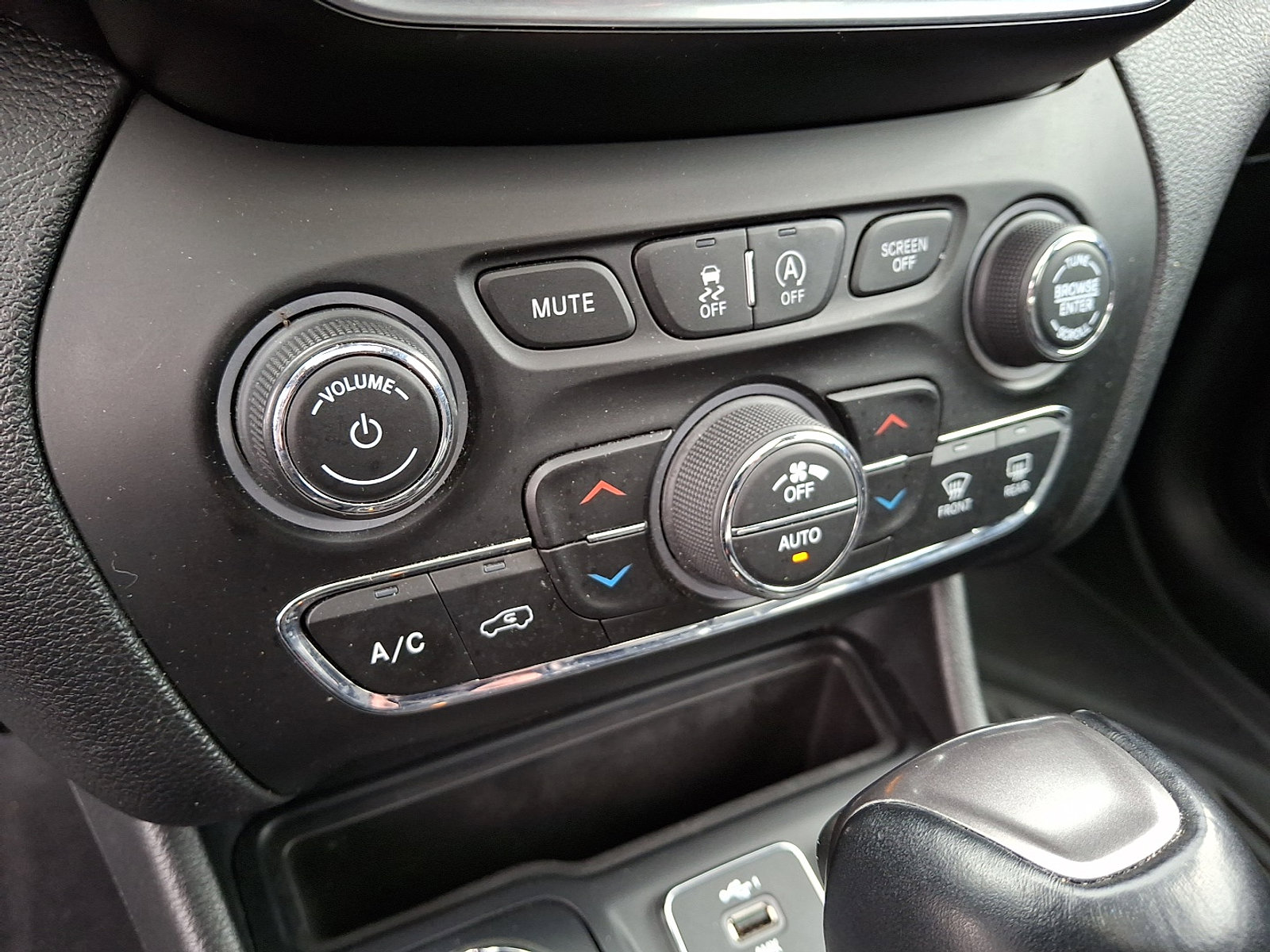 Certified 2022 Jeep Cherokee Latitude Lux w/ Sun & Sound Group image 18