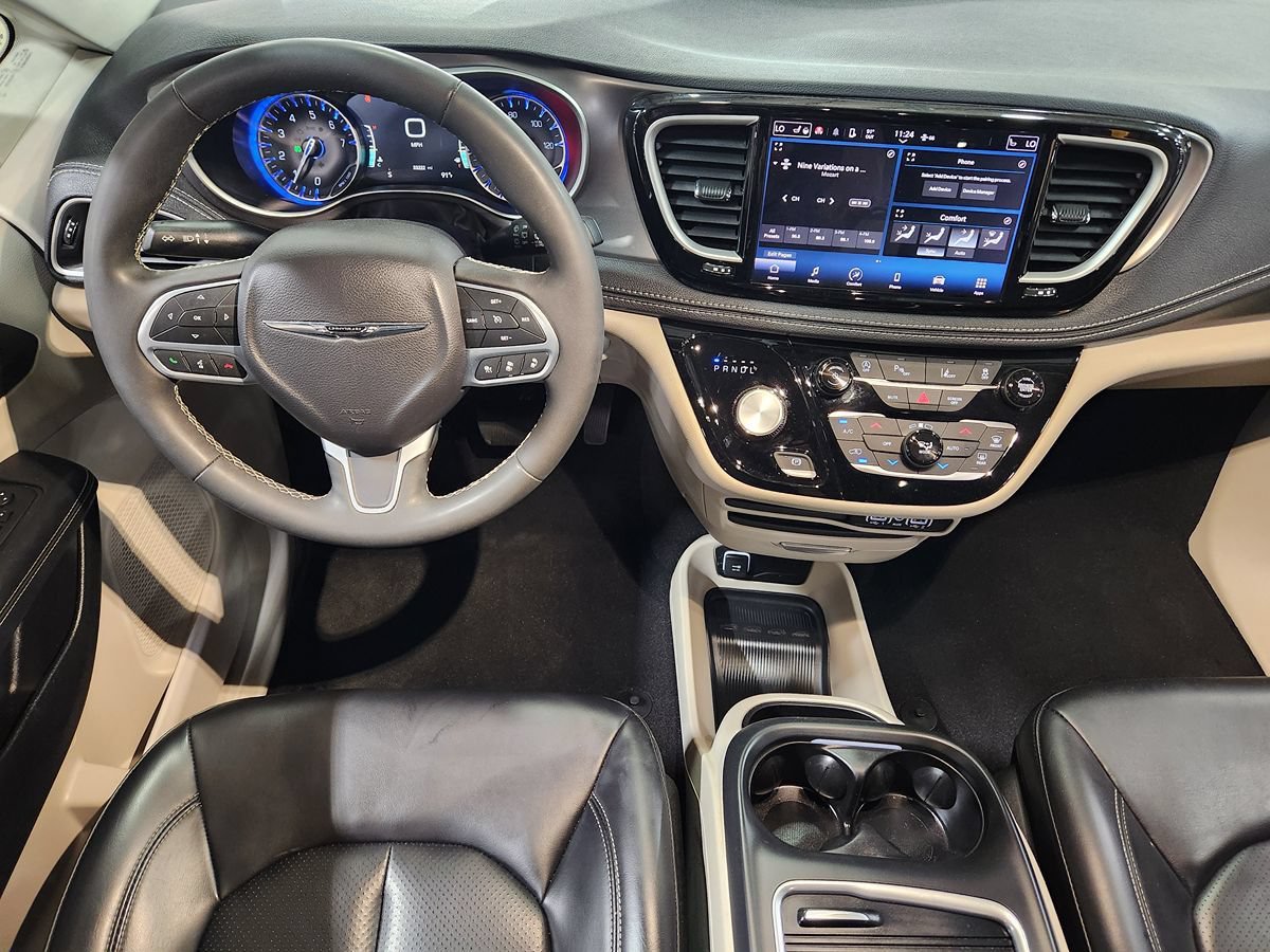 Used 2023 Chrysler Pacifica Touring-L FWD image 47