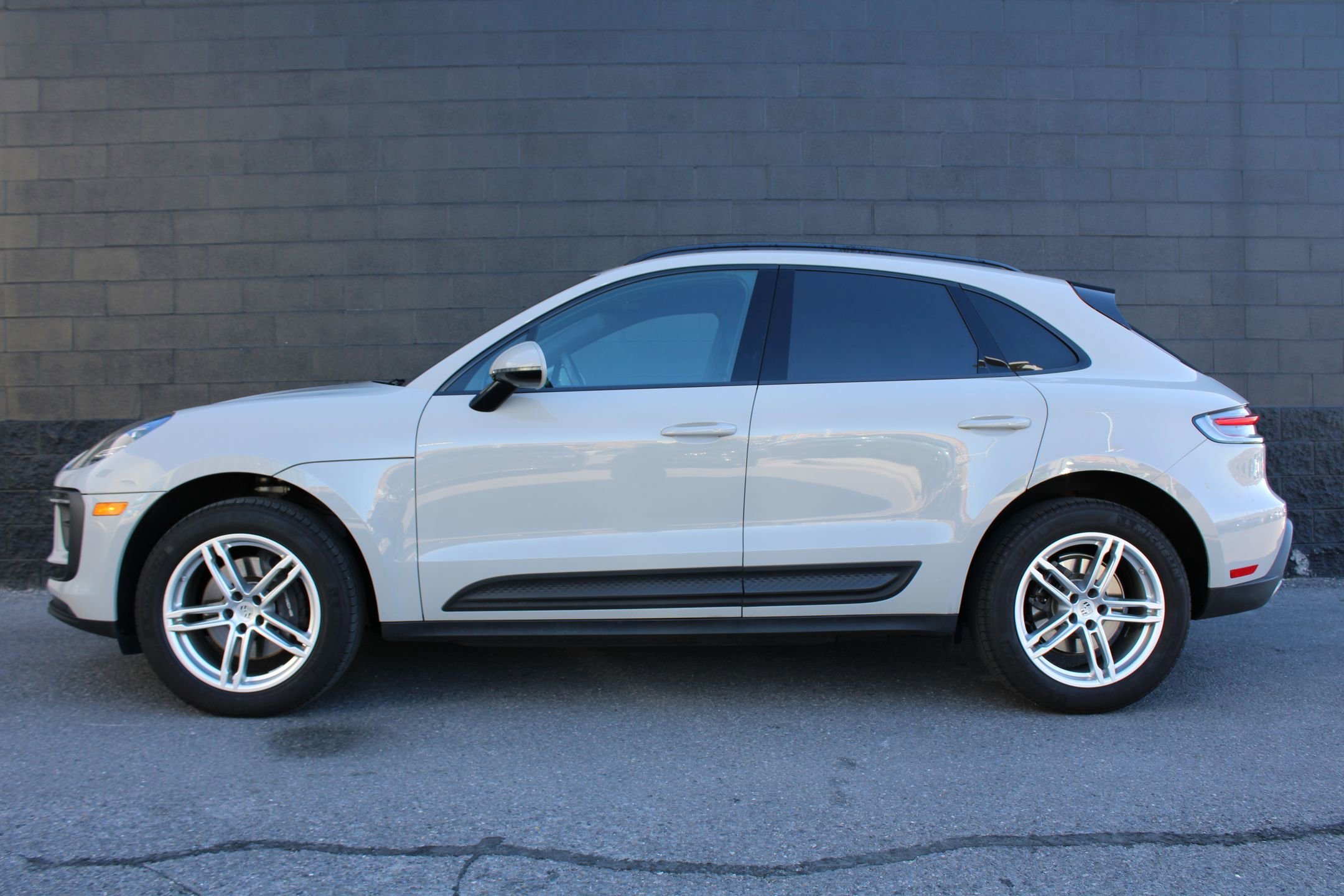 Certified 2023 Porsche Macan image 2