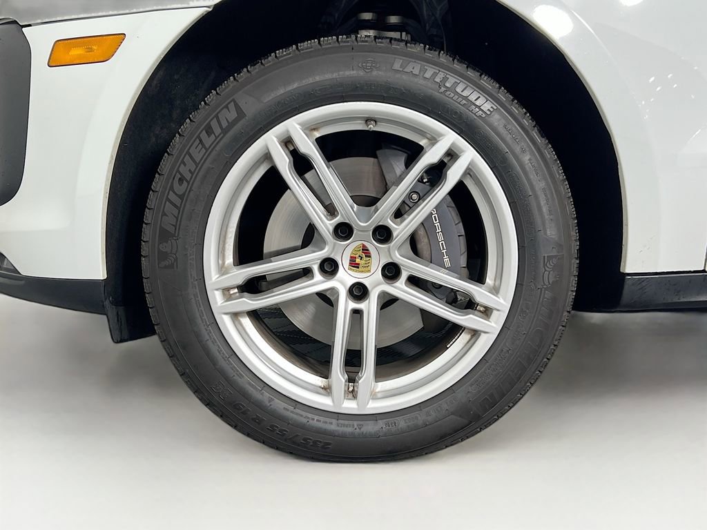 Certified 2025 Porsche Macan AWD/4WD image 33