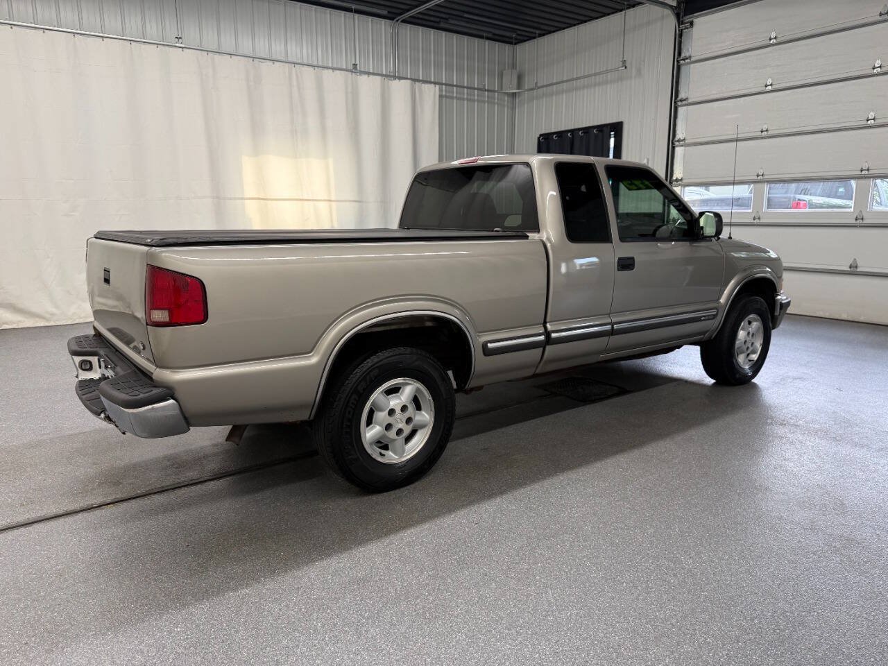 Used 2002 Chevrolet S10 Pickup LS w/ LS Preferred Equipment Group AWD/4WD image 4