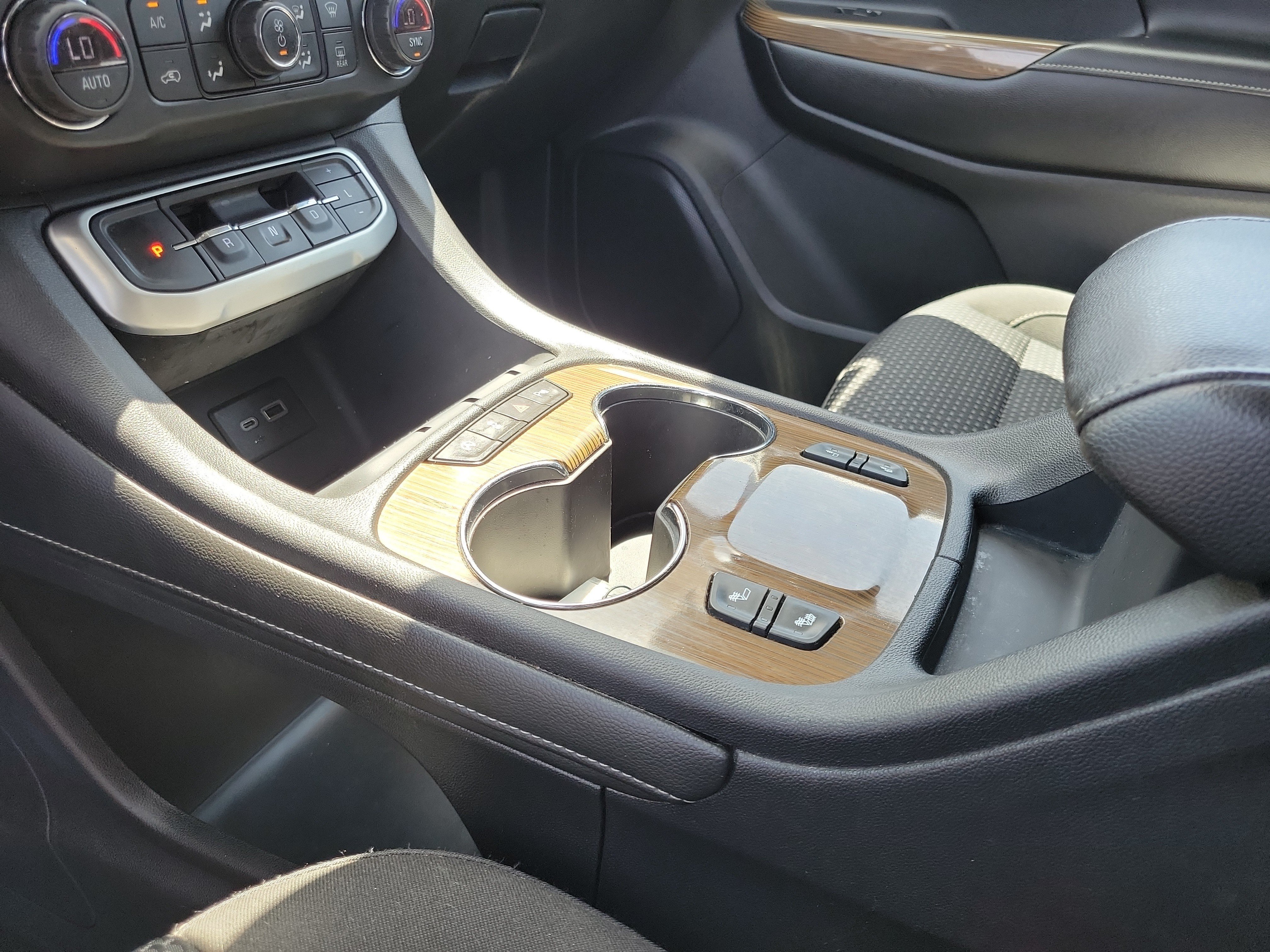 Used 2020 GMC Acadia SLE w/ Driver Convenience Package FWD image 28