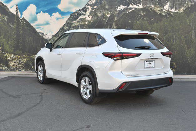 Used 2025 Toyota Highlander LE AWD/4WD image 9