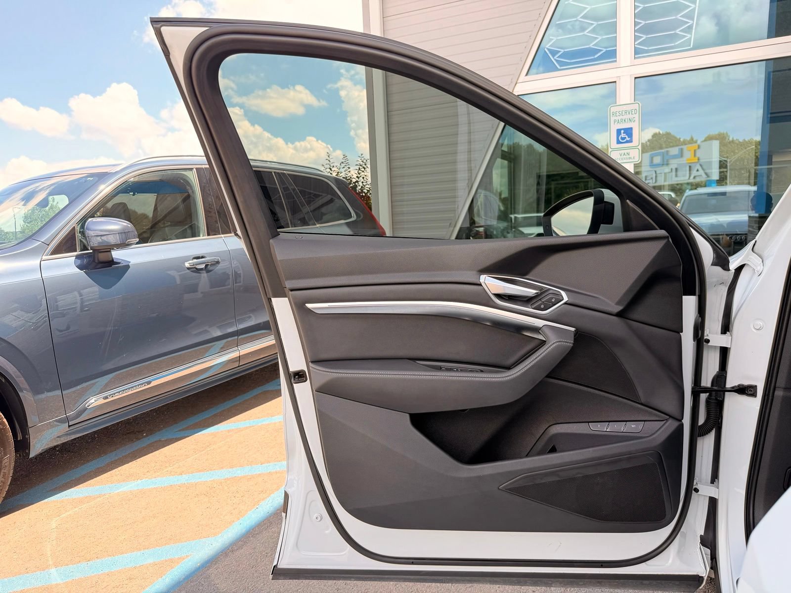Used 2022 Audi e-tron Premium w/ Towing Package AWD/4WD image 18