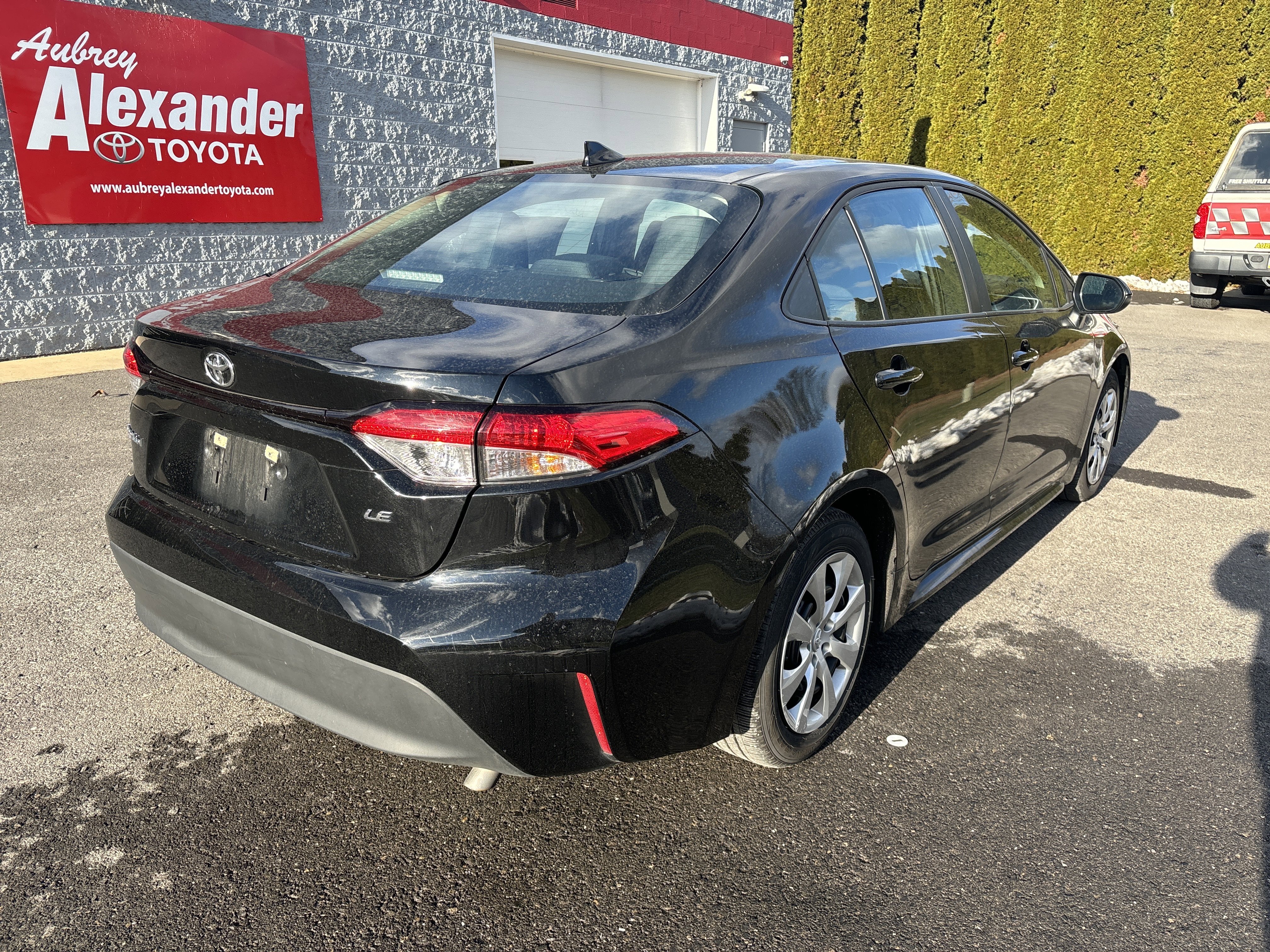 Used 2025 Toyota Corolla LE video 3