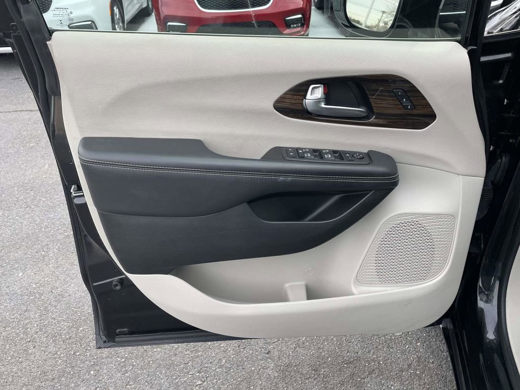 Certified 2023 Chrysler Pacifica Limited image 22