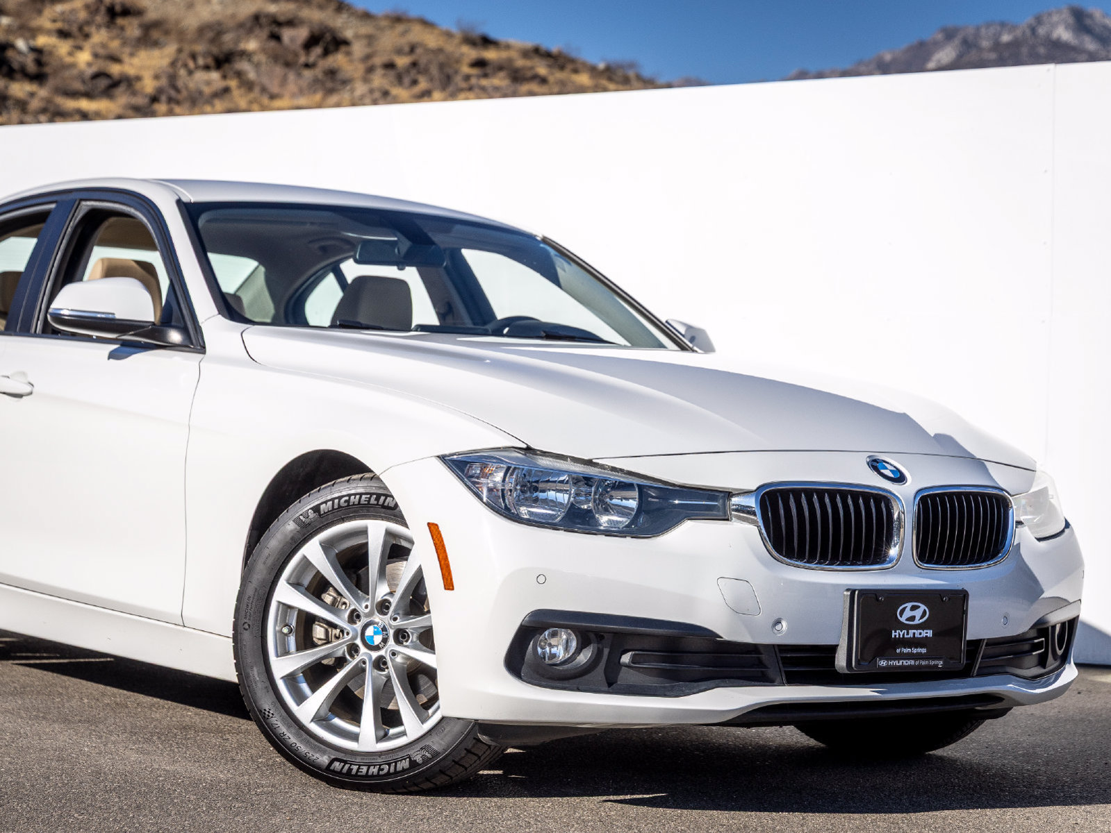 Used 2017 BMW 320i Sedan RWD image 6