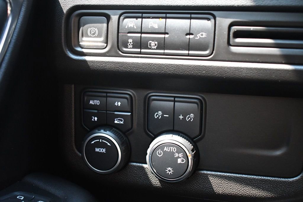 Used 2022 Chevrolet Suburban RST w/ Sport Performance Package image 33