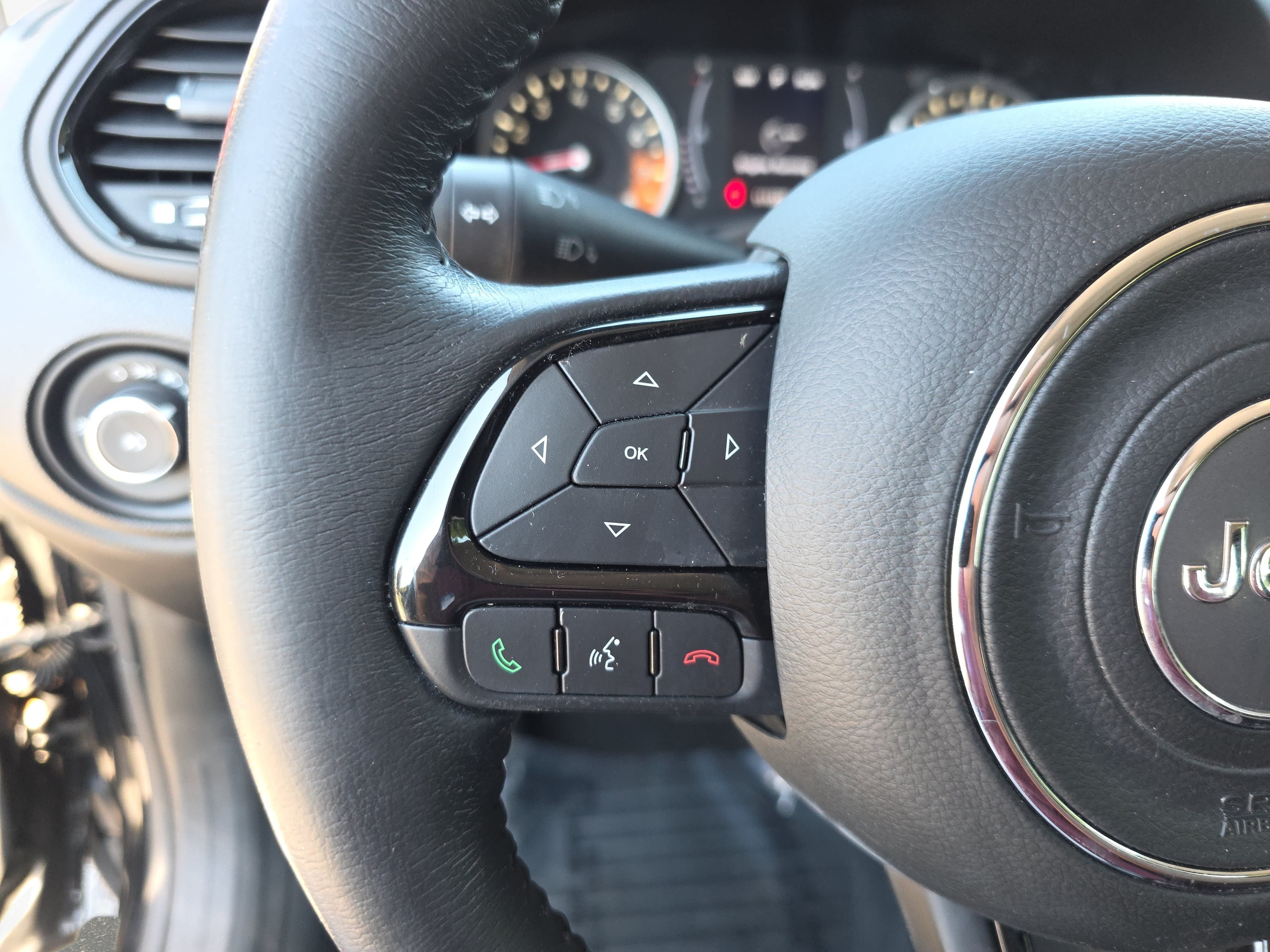 Used 2017 Jeep Renegade Altitude FWD image 14