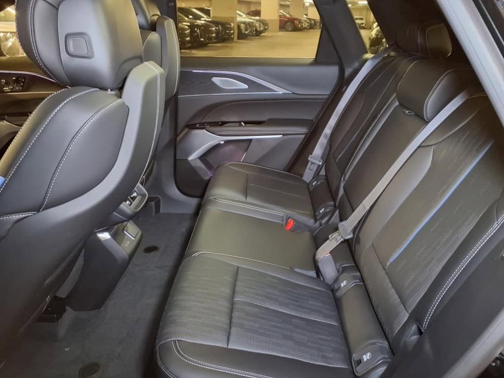 New 2026 Cadillac Lyriq V w/ Exterior Carbon Fiber Package AWD/4WD image 11