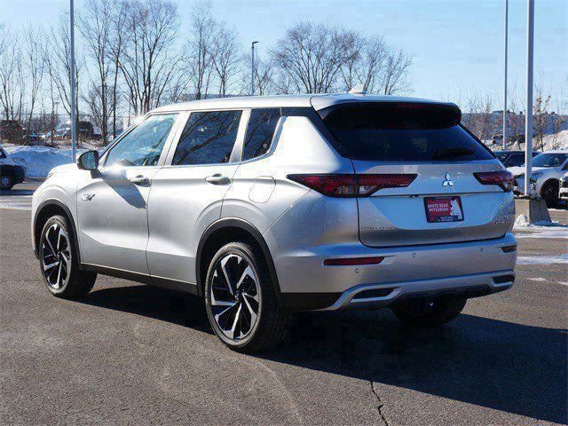 Used 2025 Mitsubishi Outlander SE image 5