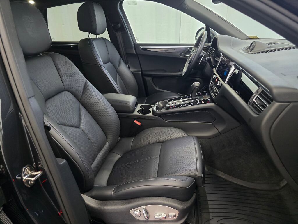 Certified 2024 Porsche Macan image 28