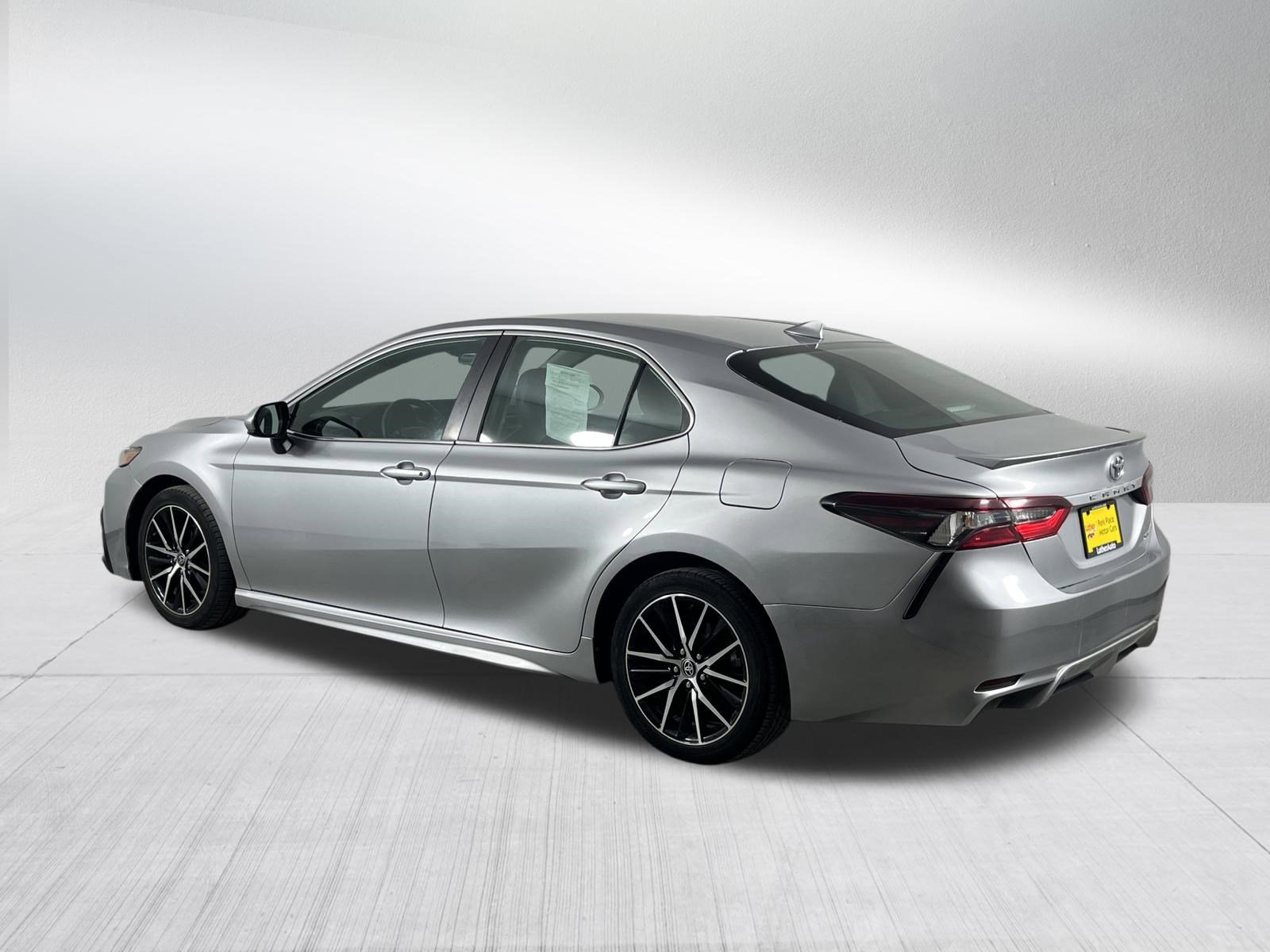 Used 2021 Toyota Camry SE image 5