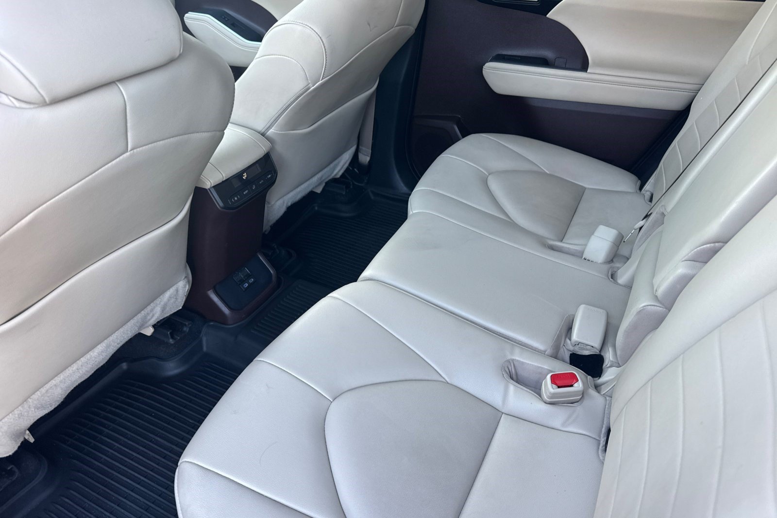 Used 2022 Toyota Highlander XLE AWD/4WD image 27
