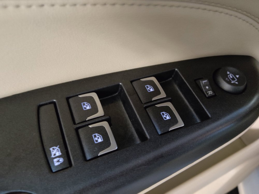 Used 2015 Cadillac SRX Luxury w/ Driver Awareness Package FWD image 27