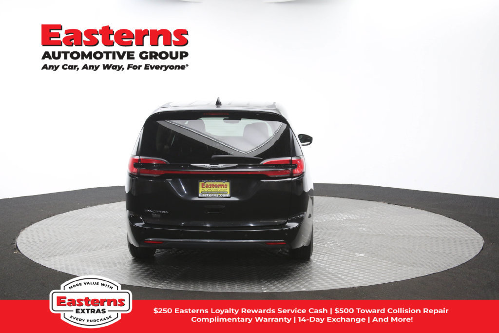 Used 2023 Chrysler Pacifica Touring-L FWD image 40