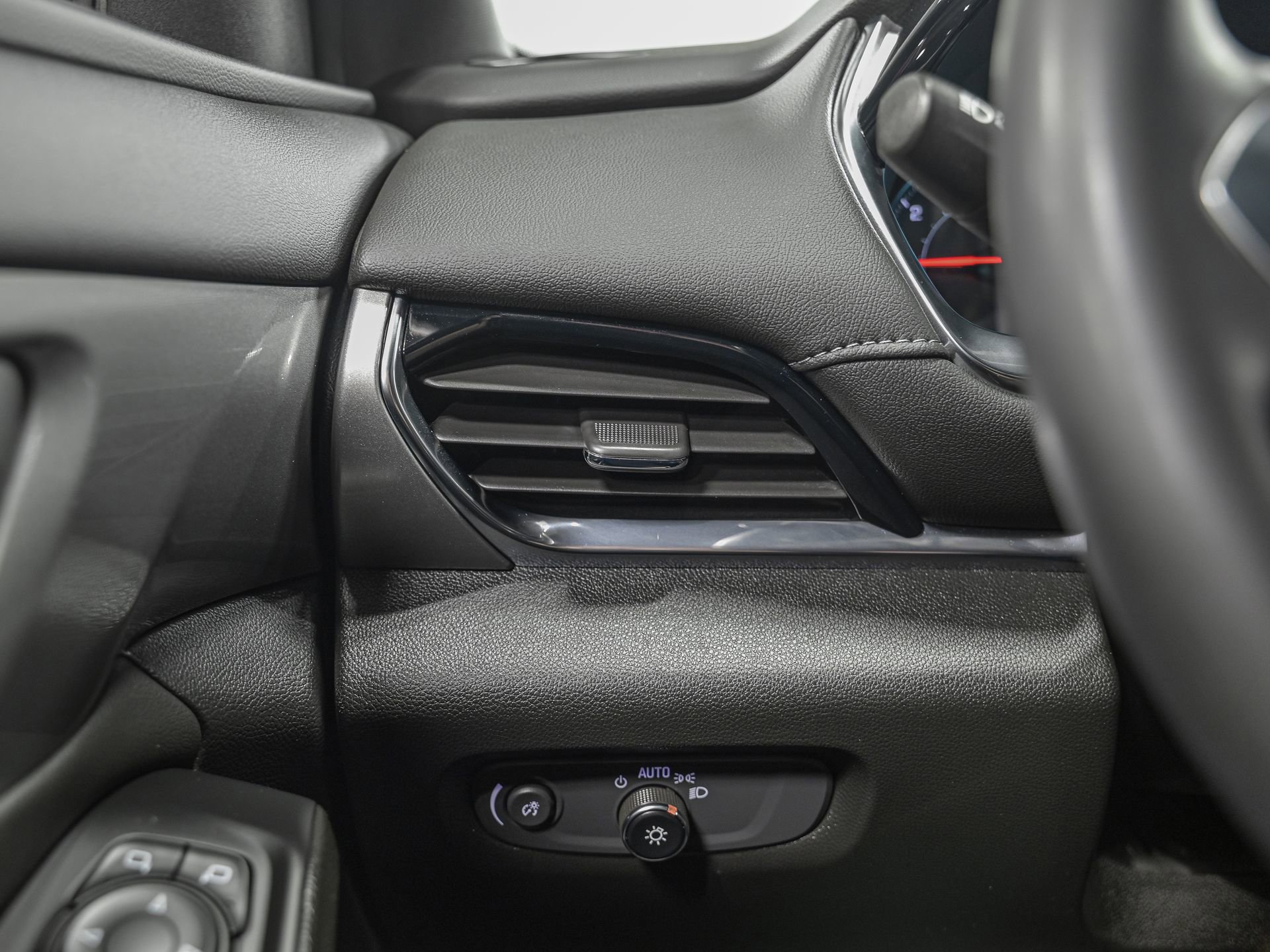 Used 2023 Chevrolet Traverse LT w/ LPO, Floor Liner Package image 18