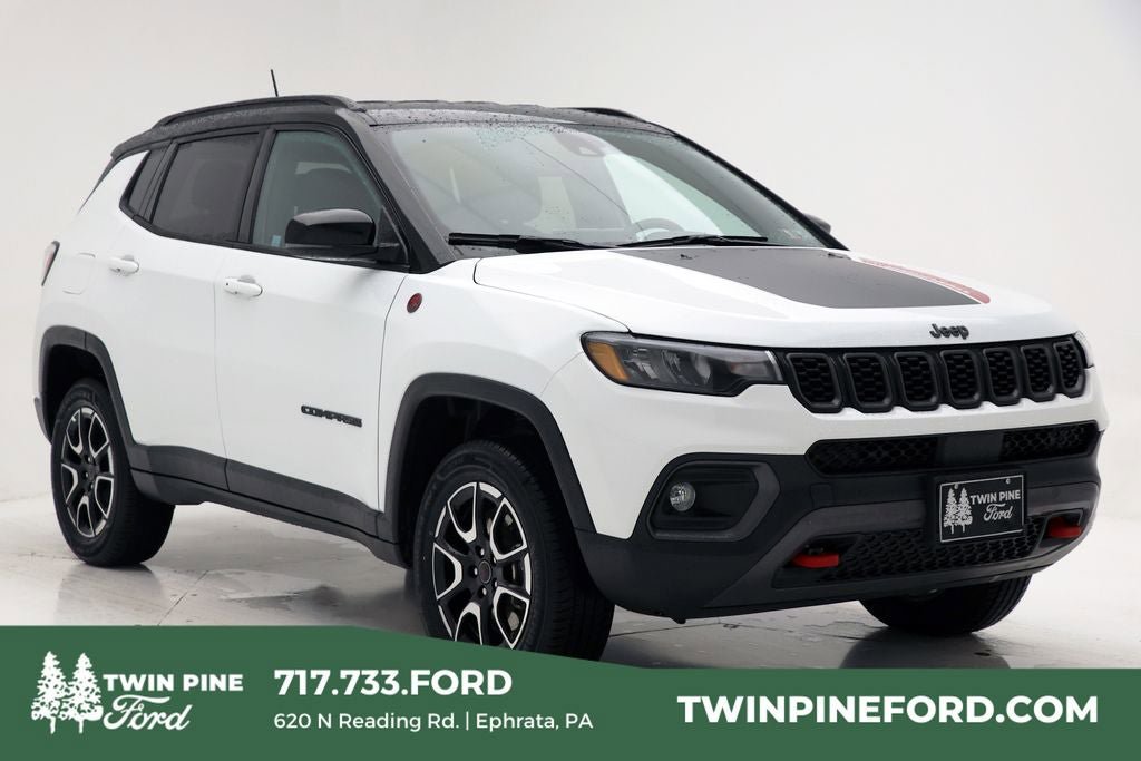 Used 2025 Jeep Compass Trailhawk AWD/4WD image 1