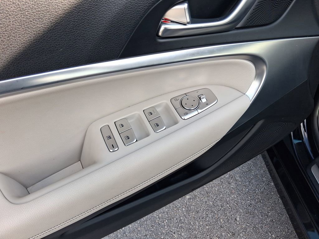 Used 2025 Genesis G70 2.5T RWD image 15