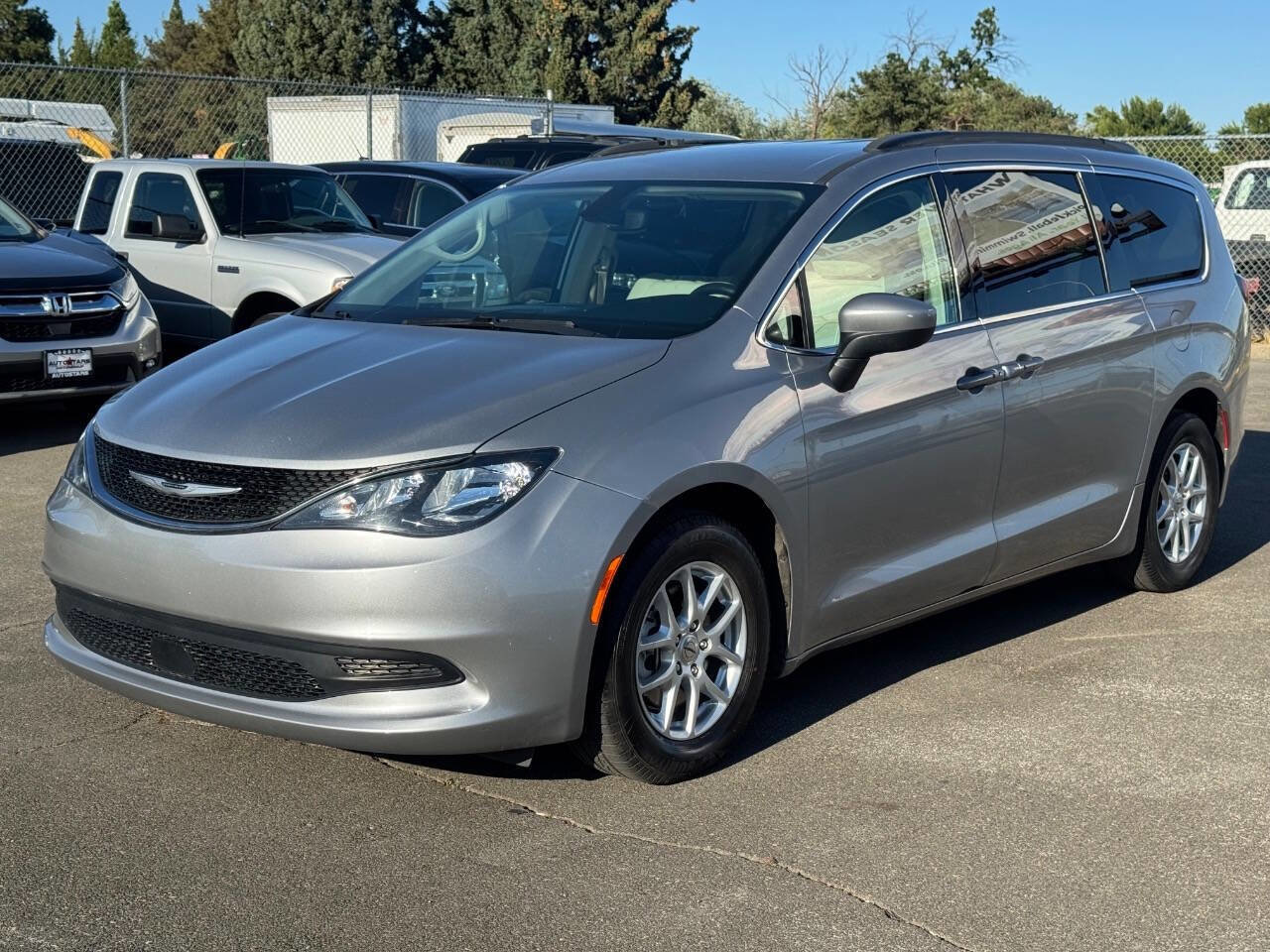 Used 2021 Chrysler Voyager Lxi image 1