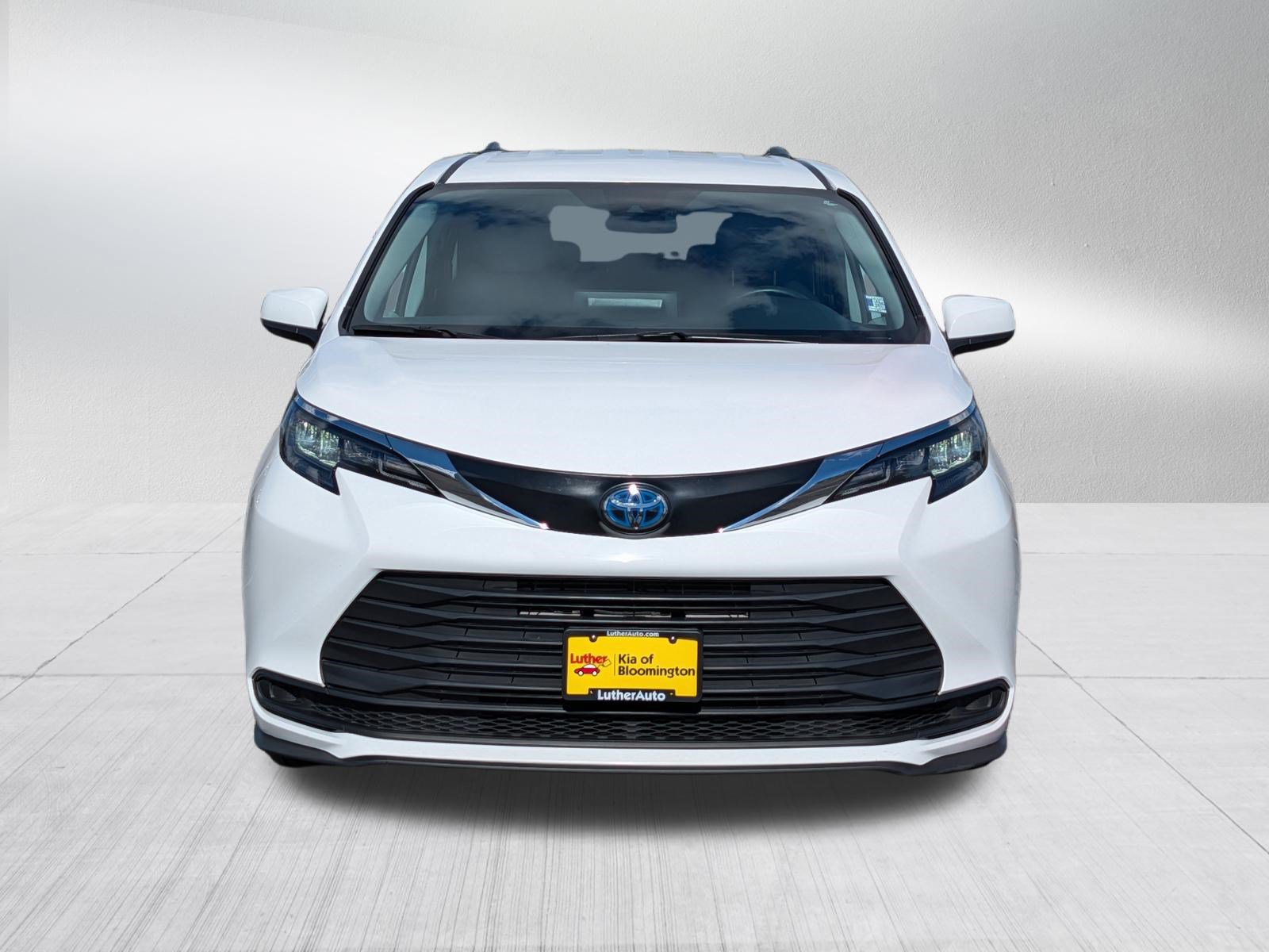 Used 2024 Toyota Sienna LE FWD image 2