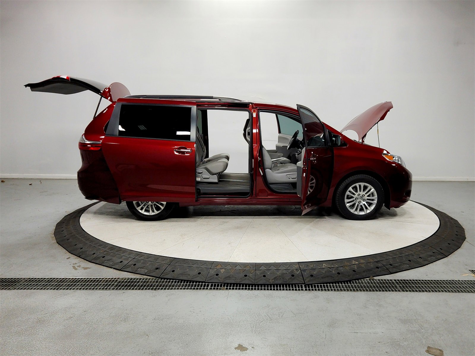 Used 2015 Toyota Sienna XLE Premium image 16