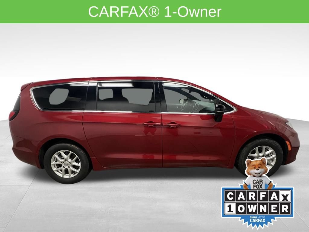 Used 2025 Chrysler Pacifica Select FWD image 3