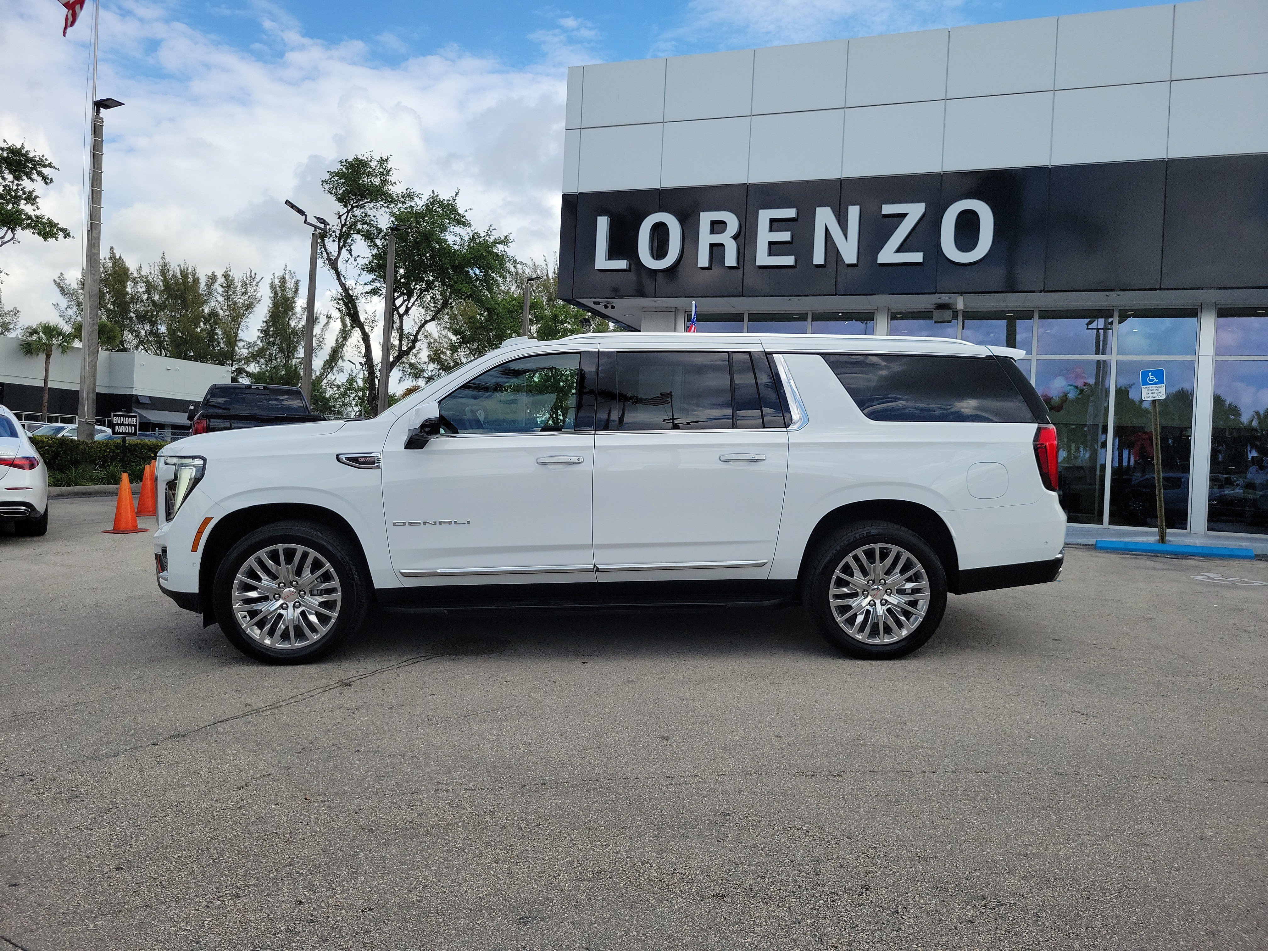 Used 2025 GMC Yukon XL Denali AWD/4WD image 8