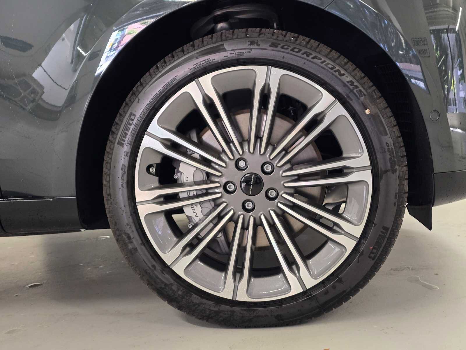 New 2026 Land Rover Range Rover Long Wheelbase SE AWD/4WD image 9
