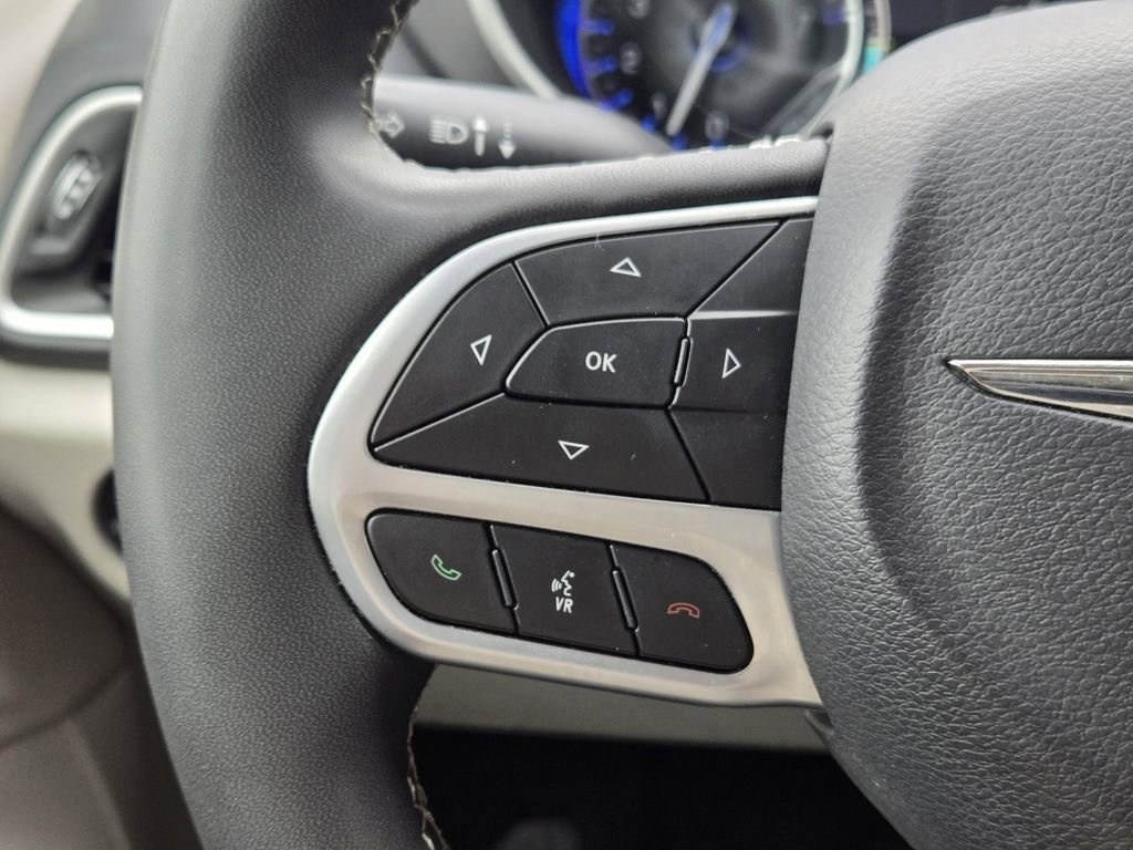 Used 2023 Chrysler Pacifica Touring-L FWD image 27
