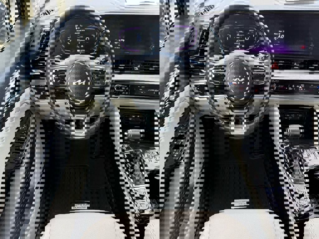 Used 2025 Kia Sportage EX w/ Premium Package image 16