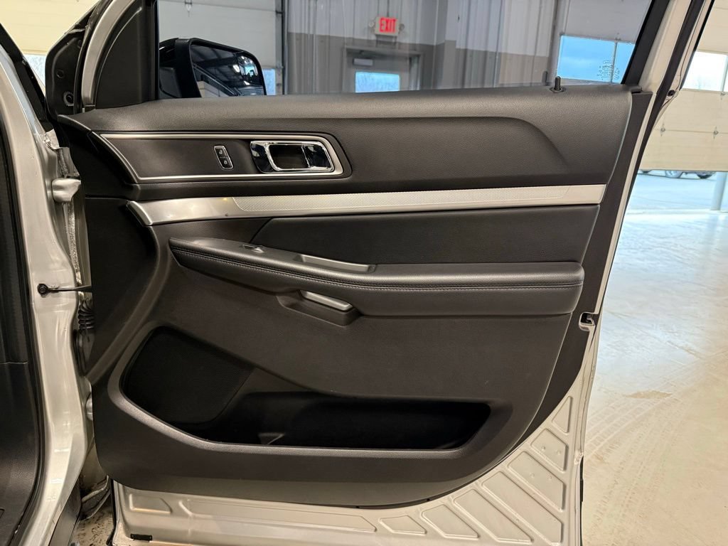Used 2017 Ford Explorer XLT FWD image 37