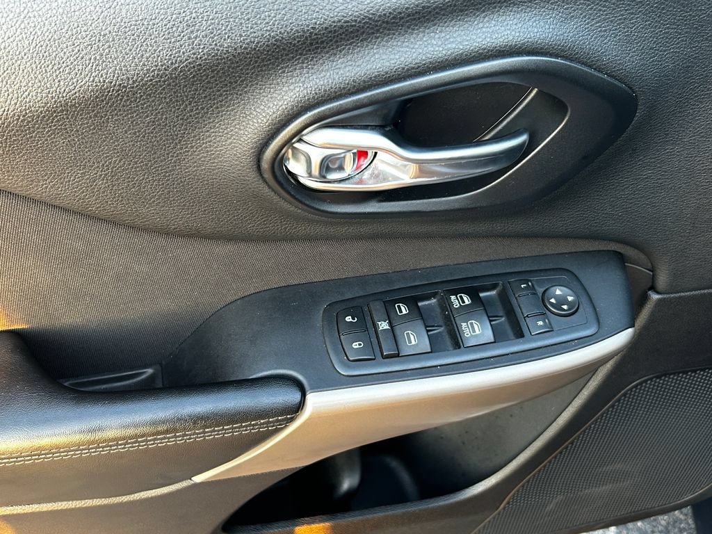 Used 2017 Jeep Cherokee Latitude FWD image 10