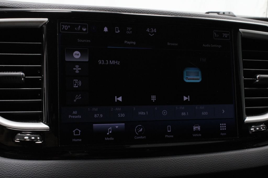 Used 2024 Chrysler Pacifica Touring-L FWD image 2