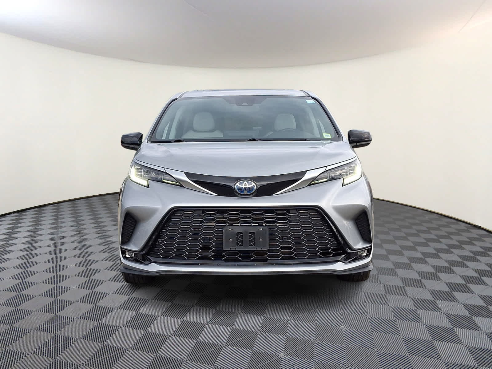 Used 2023 Toyota Sienna XSE w/ XSE Plus Package AWD/4WD image 3