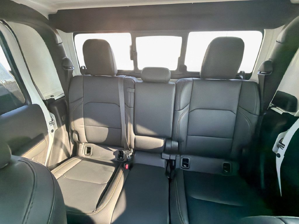 Used 2025 Jeep Gladiator Mojave AWD/4WD image 21